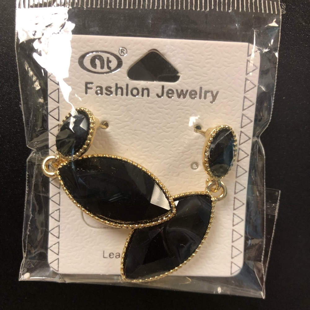 *SOLD* Simulated Onyx and Gold Drop Earrings
